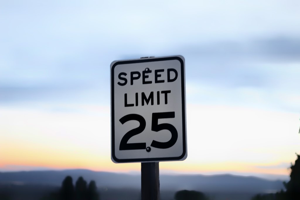 a picture of a speed limit sign